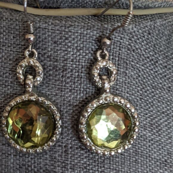 Vintage green crystal faceted earrings that look framed in crystals - Picture 3 of 7